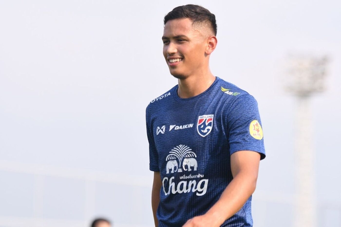 Chatchai Budprom thi đấu trên sân