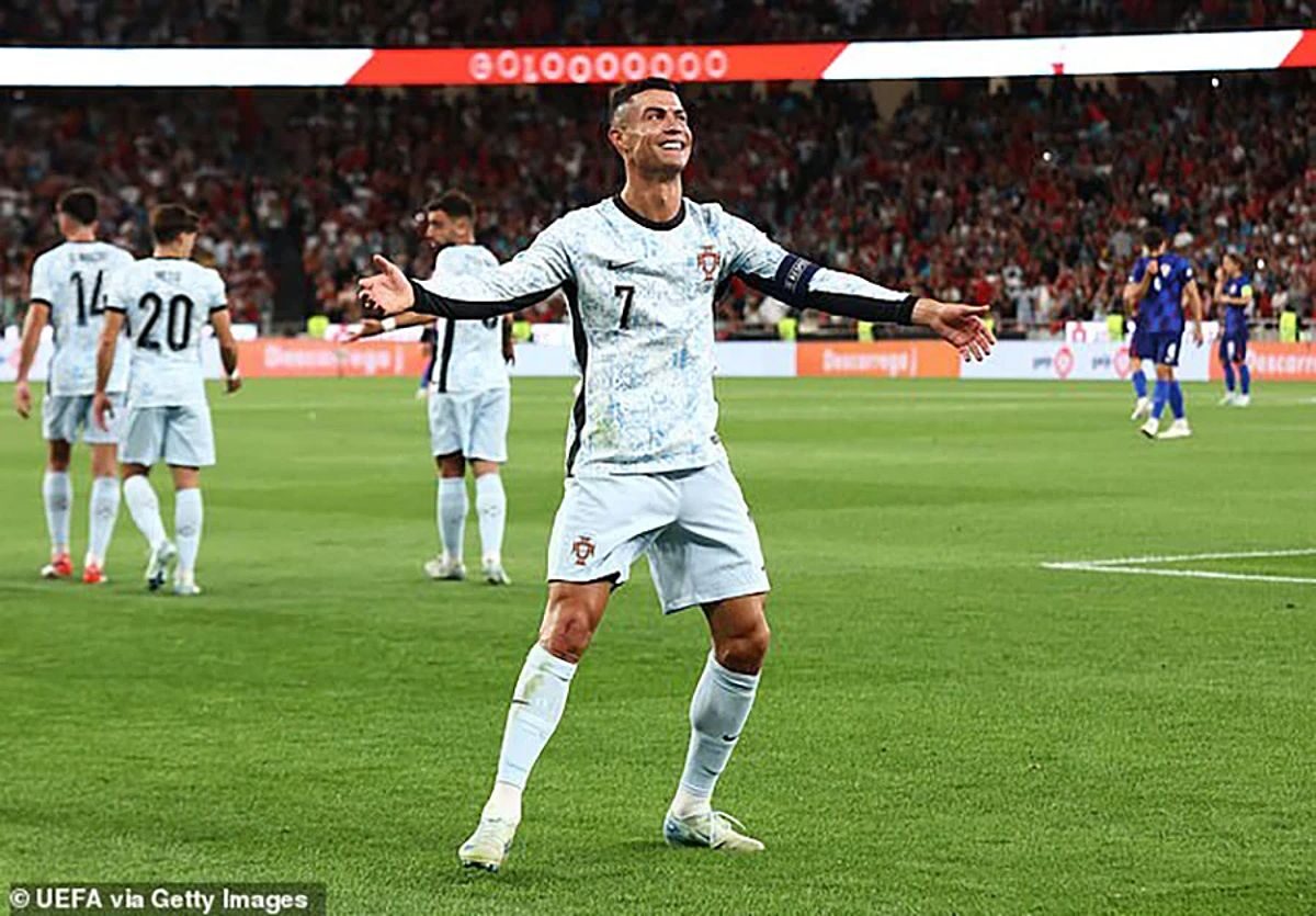 Cristiano Ronaldo dẫn đầu Top 10 cầu thủ ghi nhiều bàn thắng nhất mọi thời đại