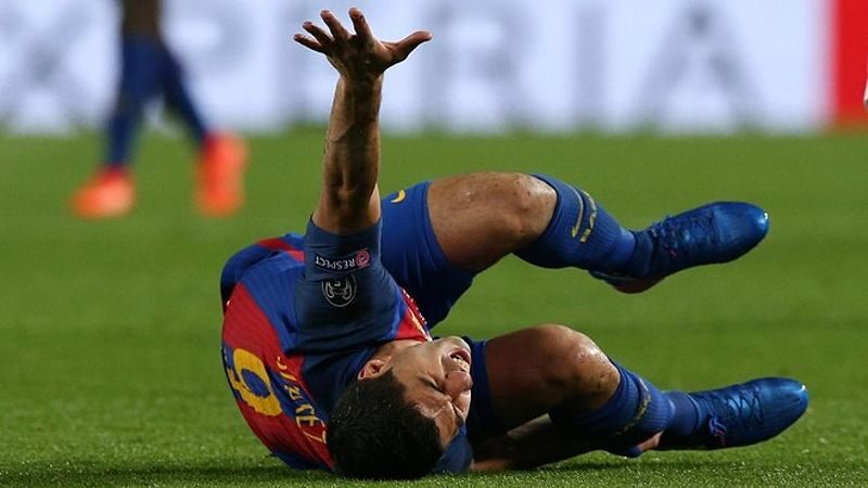 Luis Suarez trong một pha gây tranh cãi