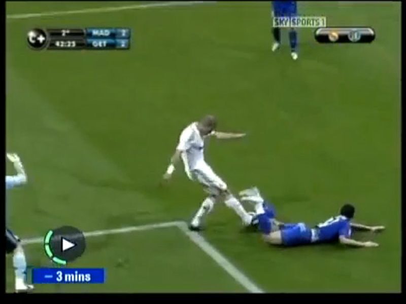 Pepe đá cầu thủ nằm sân