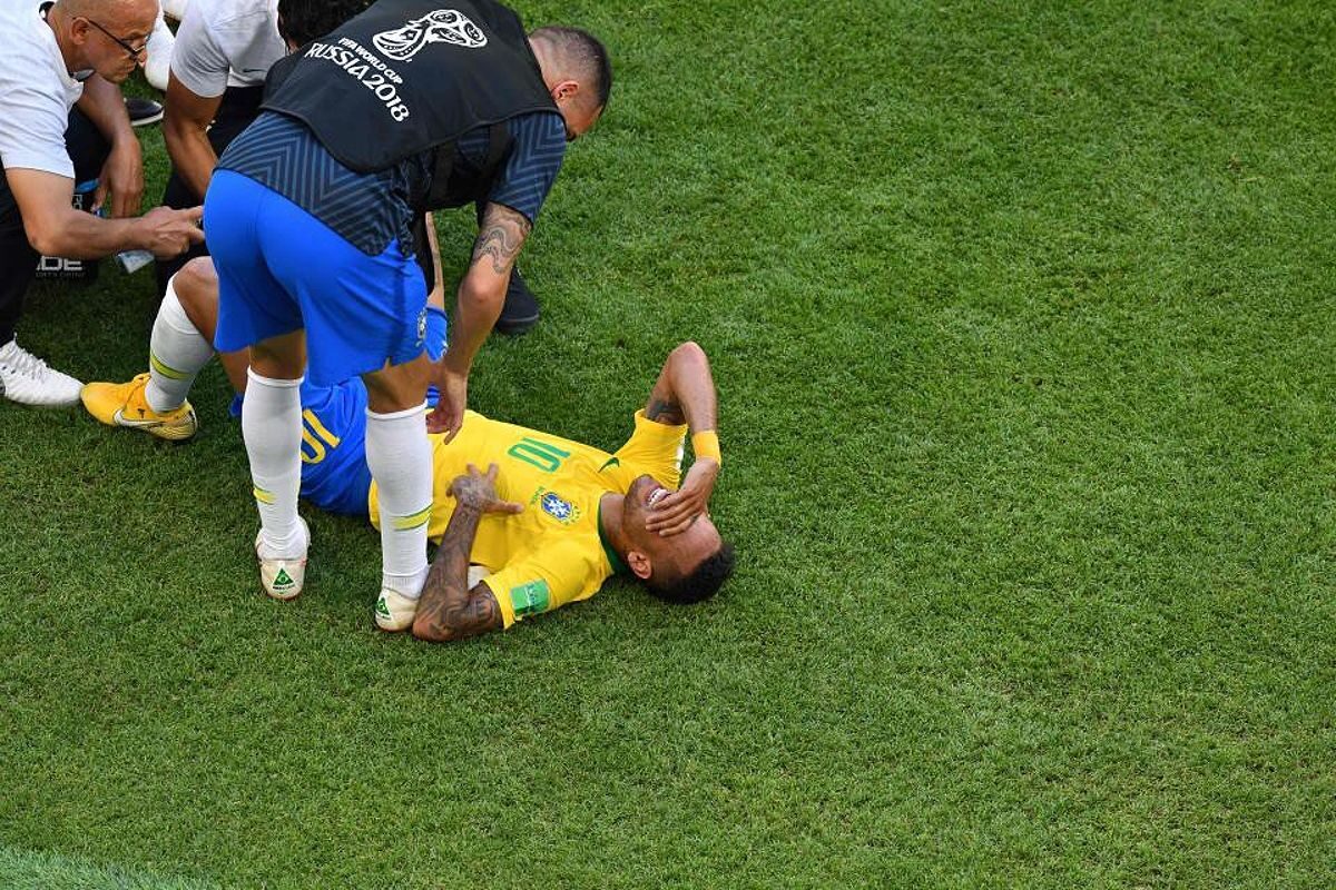 Pha ăn vạ điển hình của Neymar