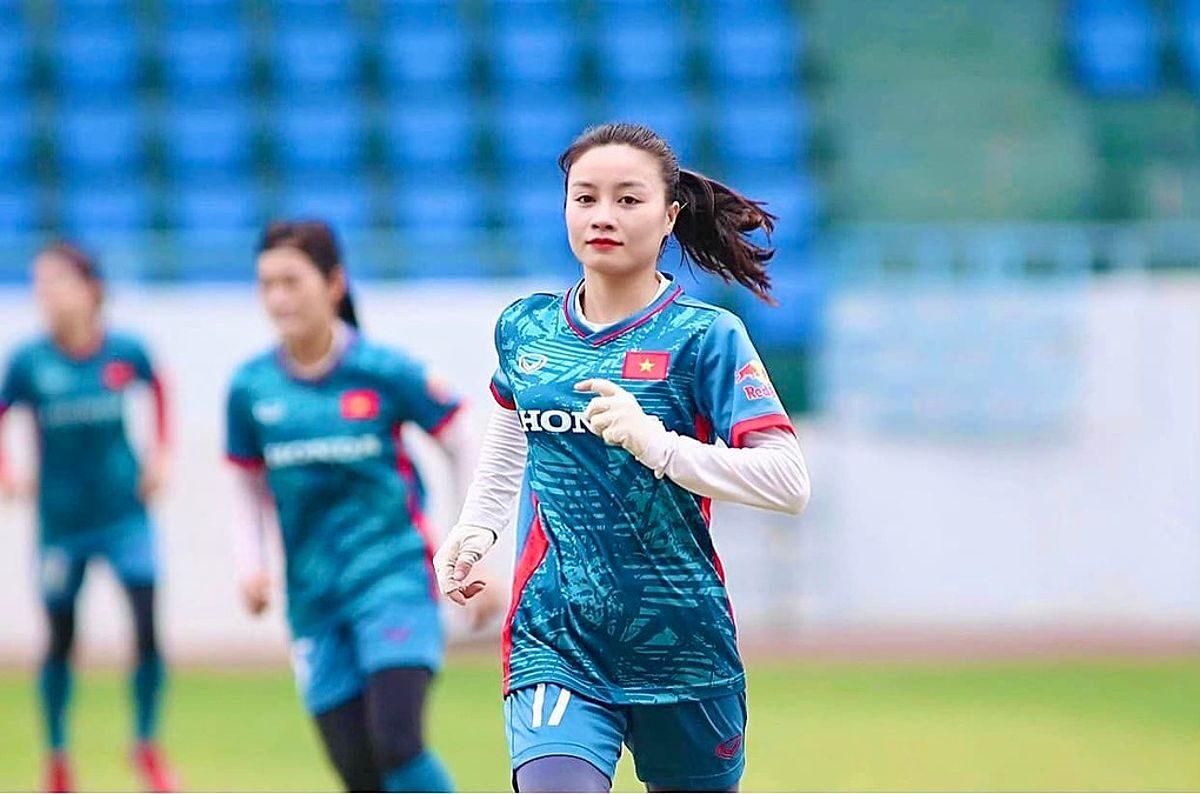 Trần Thị Duyên xinh đẹp trên sân cỏ