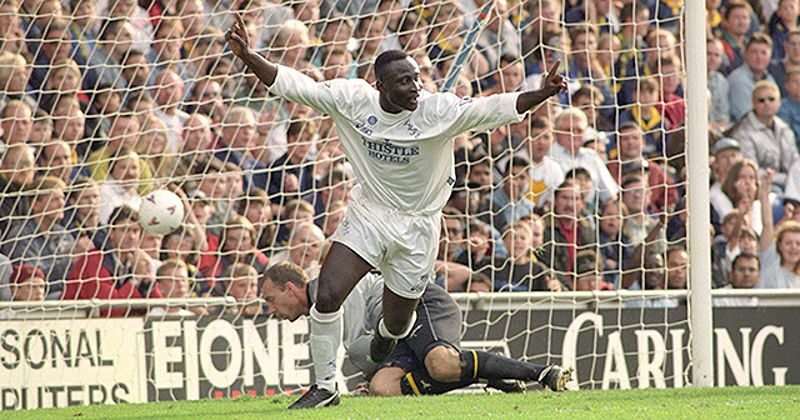 Yeboah ăn mừng bàn thắng vào lưới Wimbledon
