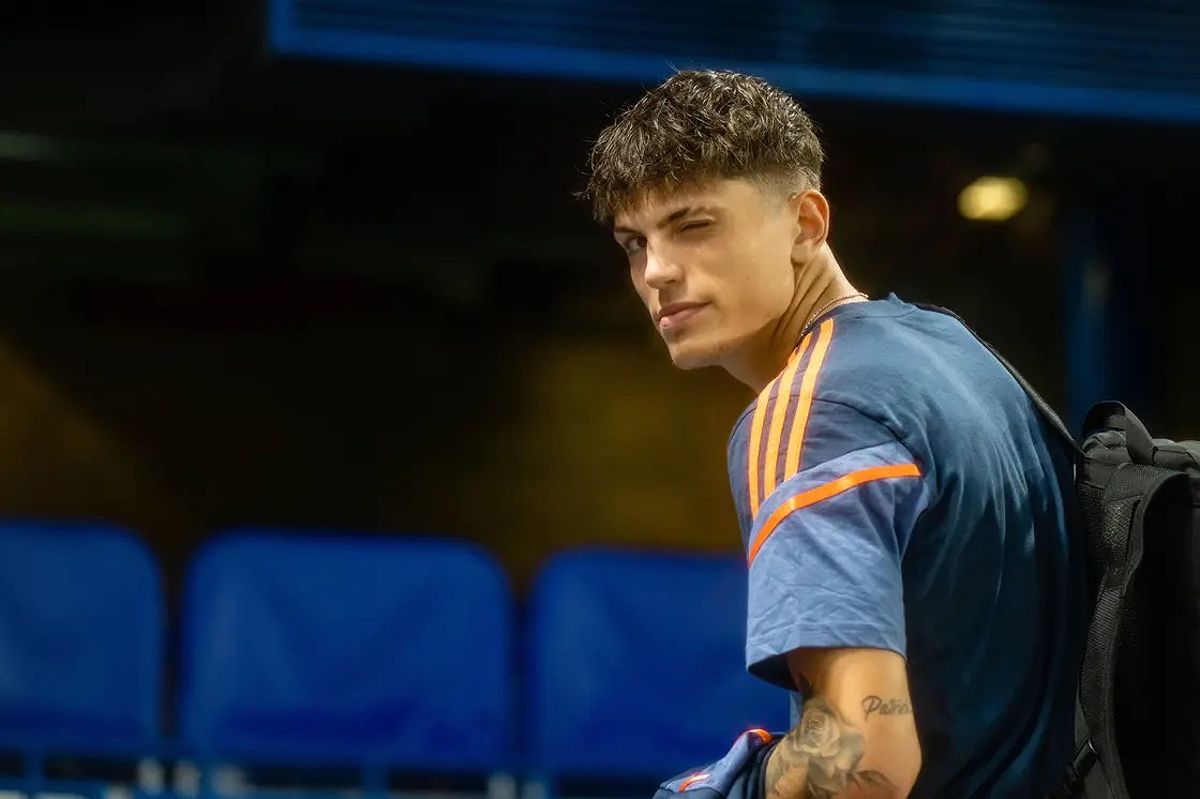 Bukayo Saka với vẻ ngoài thu hút