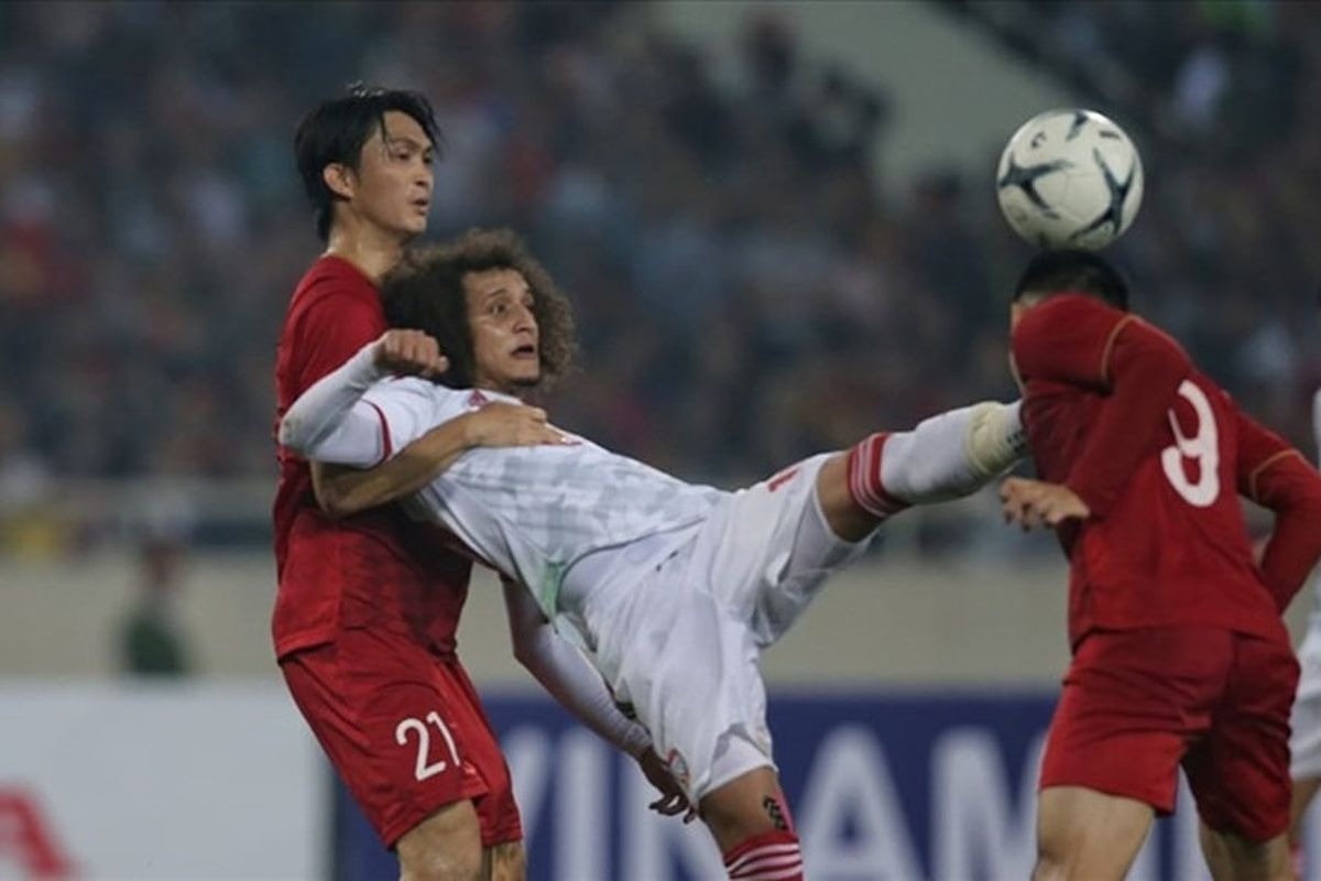 Cầu thủ hay nhất Châu Á 2016 Omar Abdulraham lu mờ trước Tuấn Anh của tuyển Việt Nam ở trận lượt đi.
