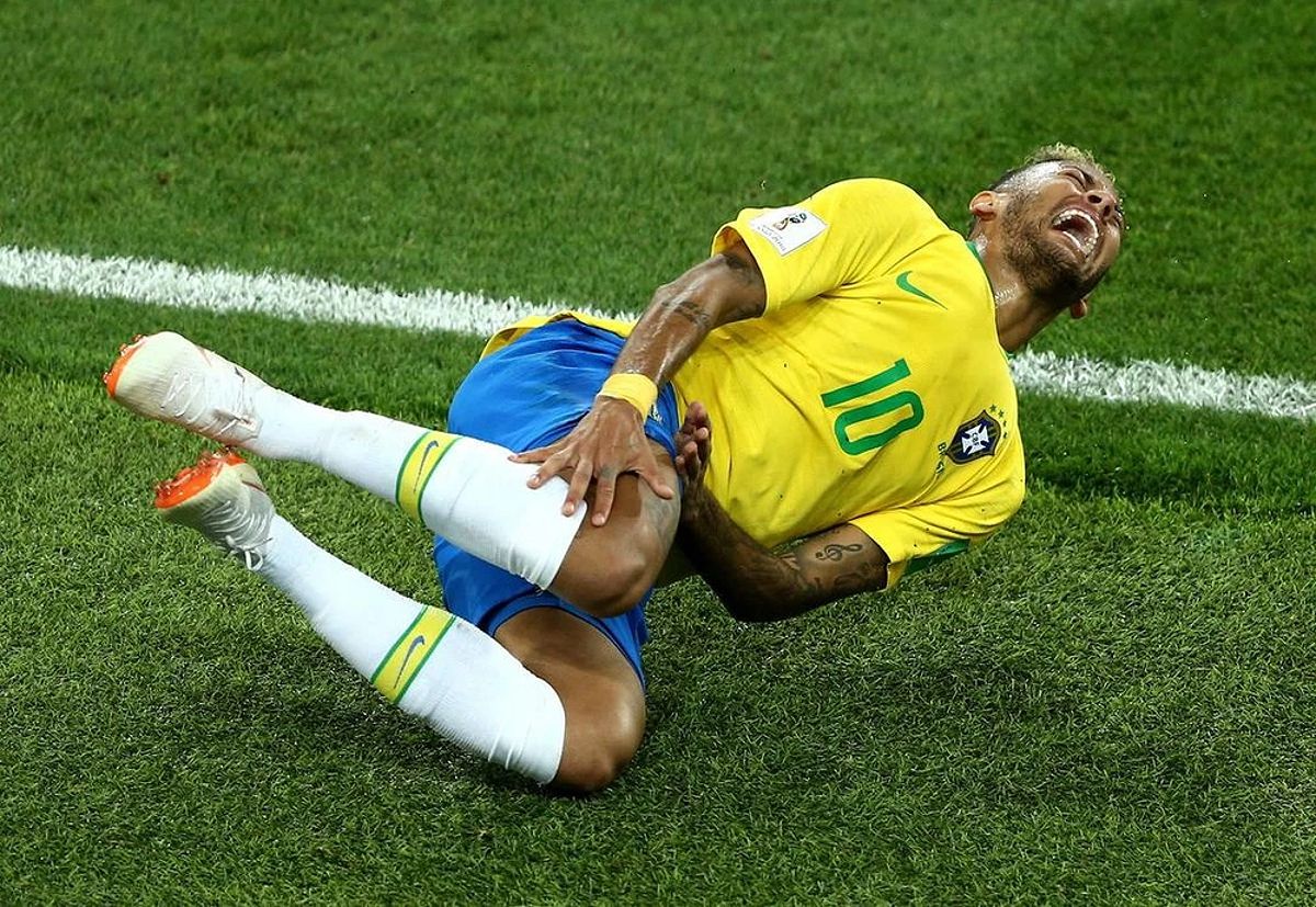 Neymar vẫn chưa bỏ tật ăn vạ trong trận giao hữu giữa Brazil và Mỹ.