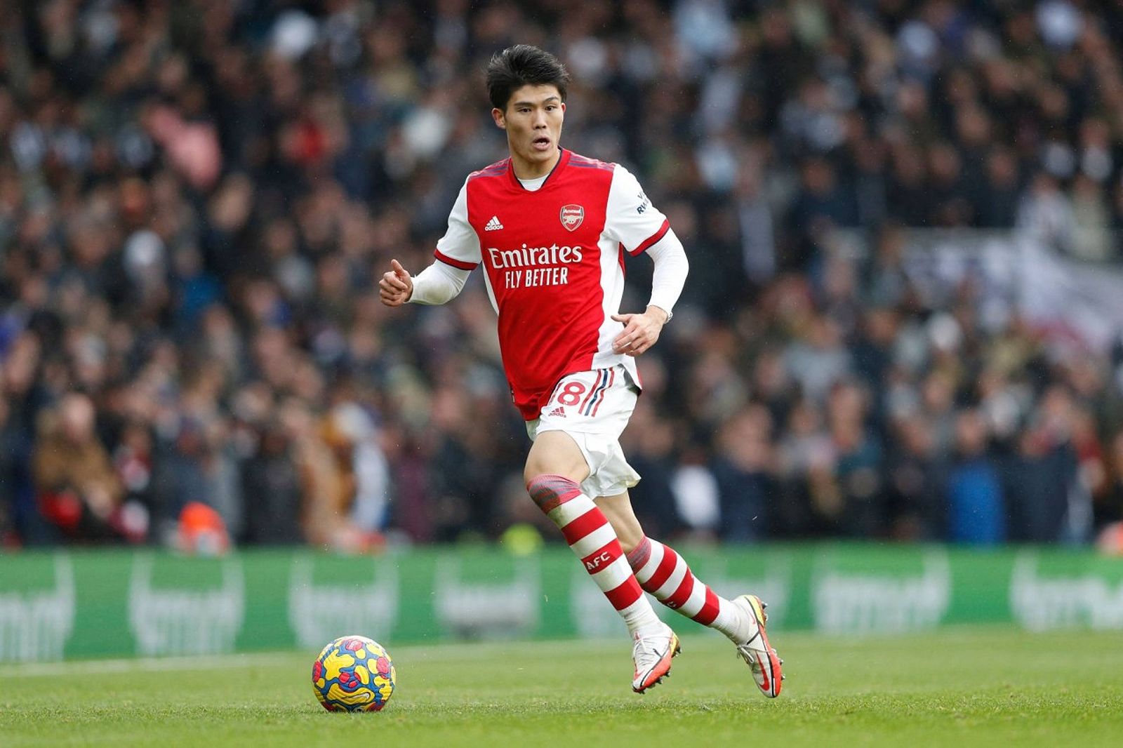 Takehiro Tomiyasu, hậu vệ Nhật Bản của Arsenal, trong một trận đấu.