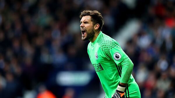 Thủ môn D trong trang phục thi đấu