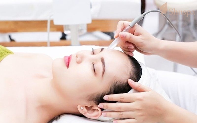 Giật lông mày tại spa có thể tốn kém chi phí nhưng lại được sử dụng dịch vụ tiện ích