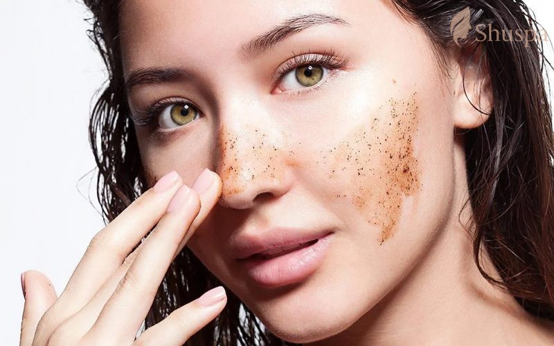 Tẩy tế bào chết theo lộ trình và kế hoạch đều đặn sẽ giúp cải thiện mụn liti