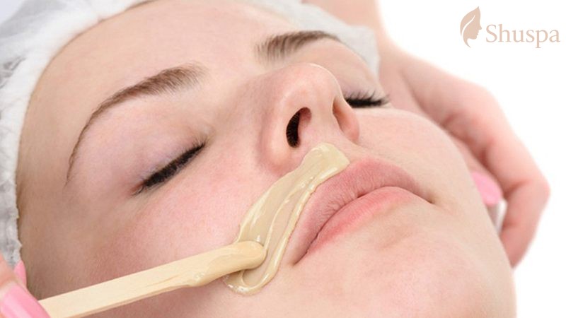 Wax lông là phương pháp sử dụng sáp để triệt lông mặt
