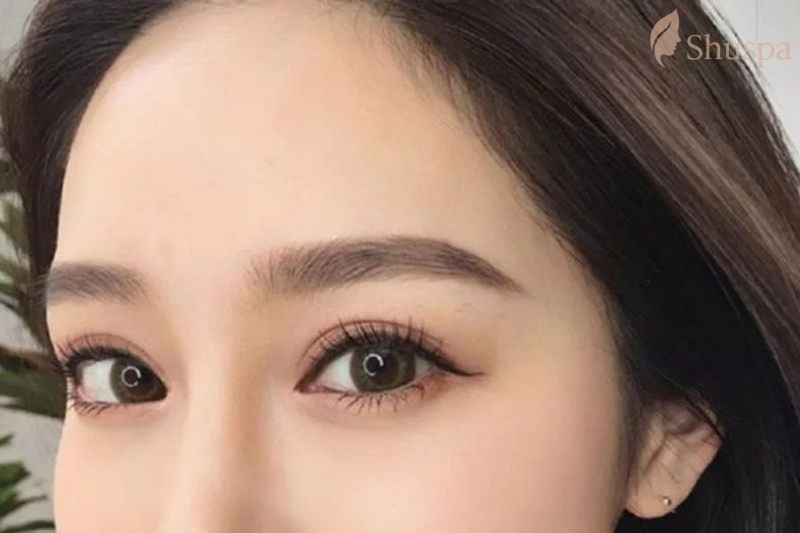 Lông mày ngang là kiểu dáng được nhiều bạn trẻ ưa chuộng