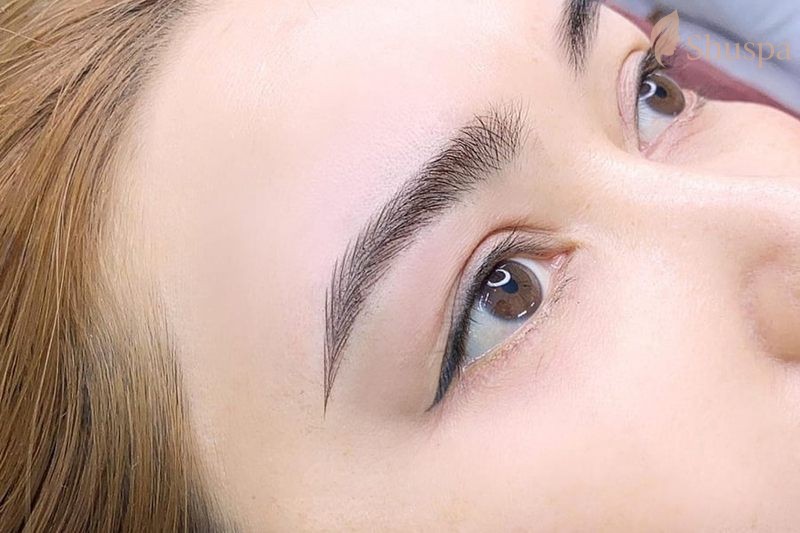 Lông mày cong cao tạo nên vẻ quyến rũ và thu hút