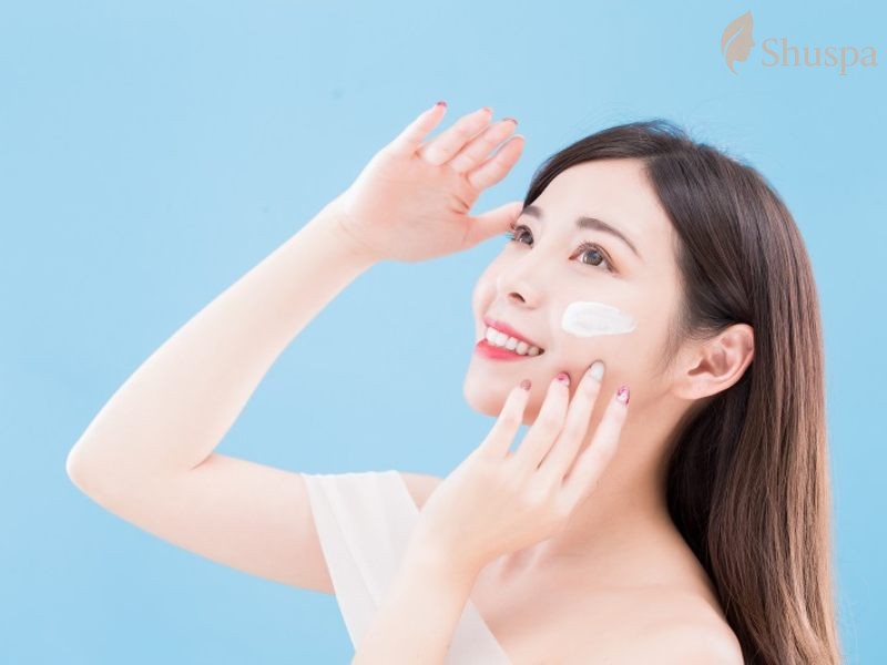 Kem chống nắng giá cả bình dân giúp kiềm dầu tốt hạn chế các tình trạng xấu trên da